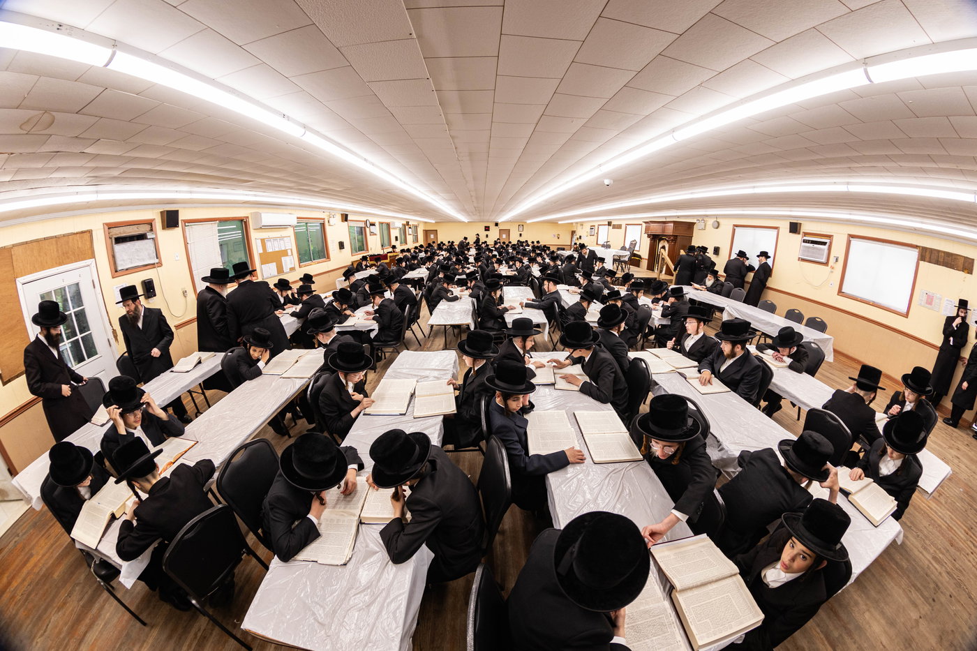 האדמו"ר מבאבוב בביקור במחנה שלווה