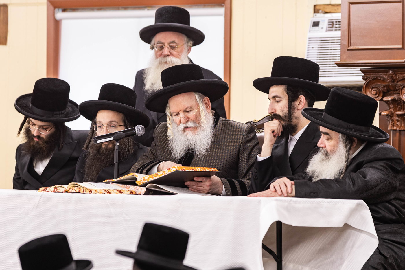 האדמו"ר מבאבוב בביקור במחנה שלווה