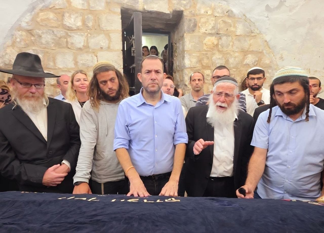המתפללים בקבר יוסף, הלילה