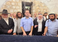 המתפללים בקבר יוסף, הלילה