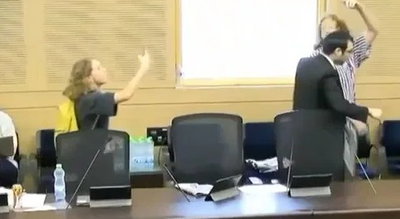 "תסירי את הידיים! איכס, גרועים מהנוח'בות": מפגינים התפרצו לדיון בכנסת