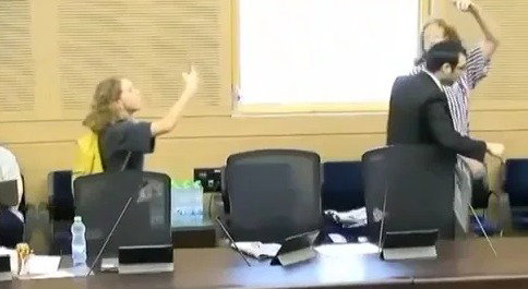 "תסירי את הידיים! איכס, גרועים מהנוח'בות": מפגינים התפרצו לדיון בכנסת