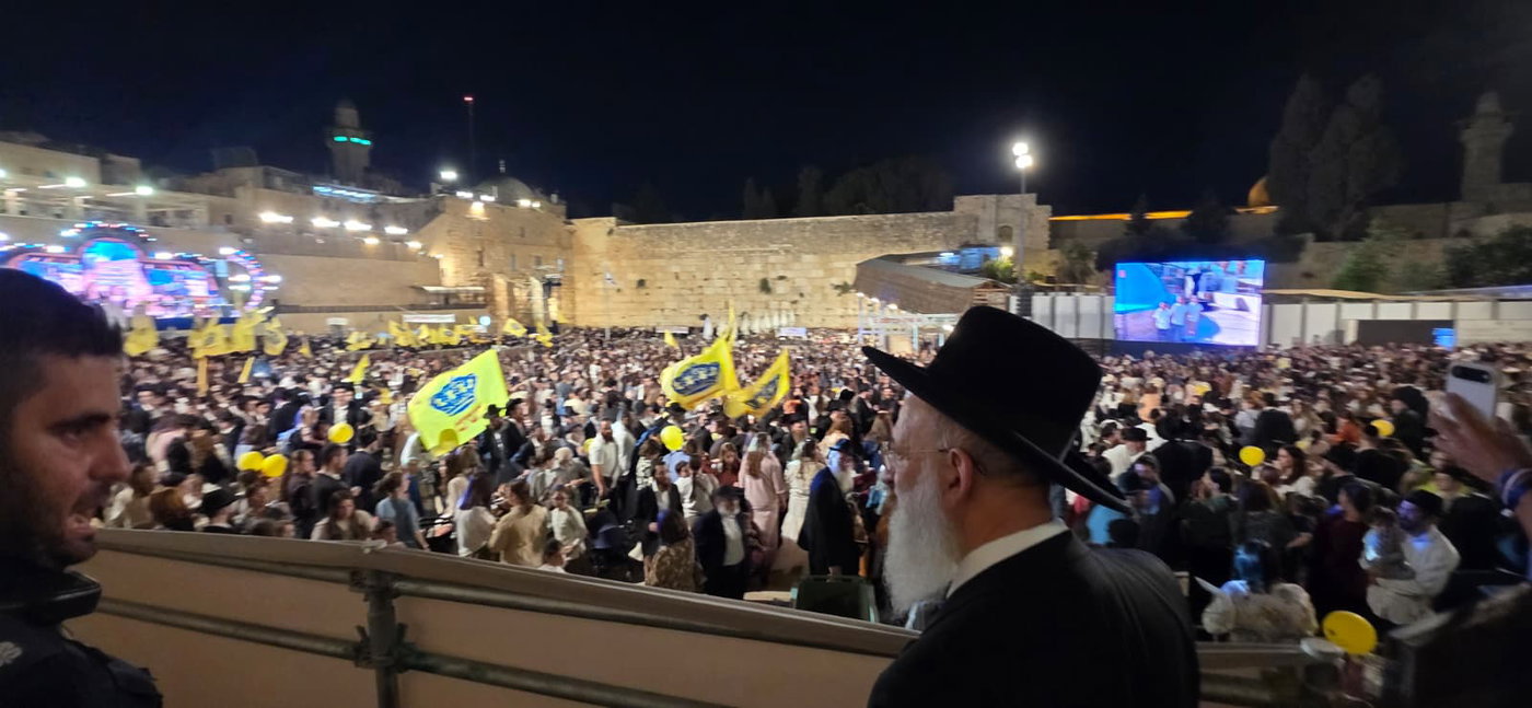 הגר"ר אלבז בהכנסת ס"ת בכותל המערבי
