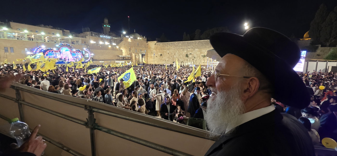 הגר"ר אלבז בהכנסת ס"ת בכותל המערבי