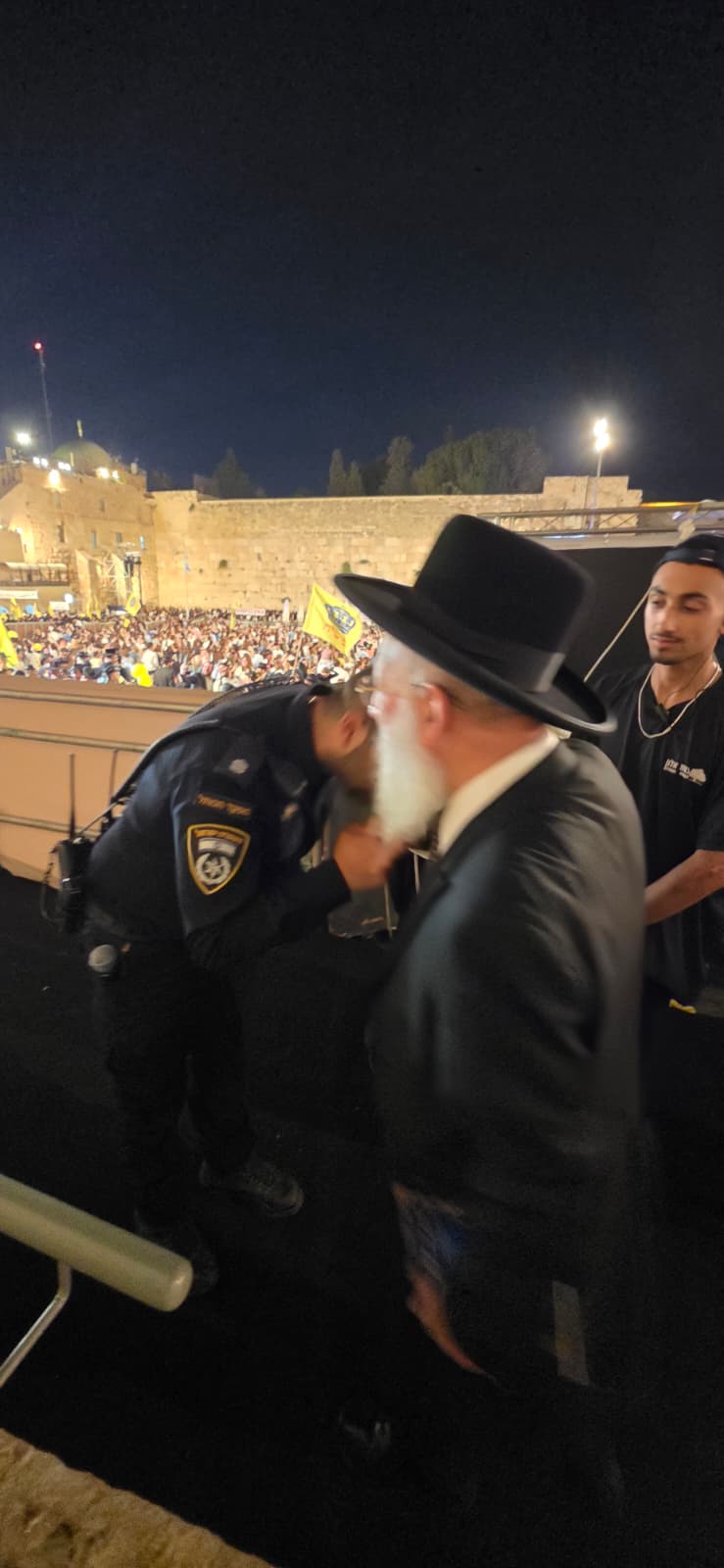 הגר"ר אלבז בהכנסת ס"ת בכותל המערבי