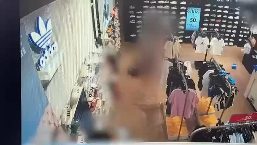 התיעוד מהקניון נחשף: המשפחה שהגיעה ל"חופשה" מעלימה בגדים בכמויות