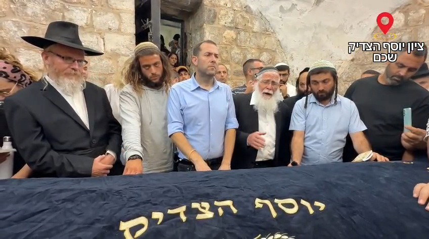 המתפללים בקבר יוסף, הלילה