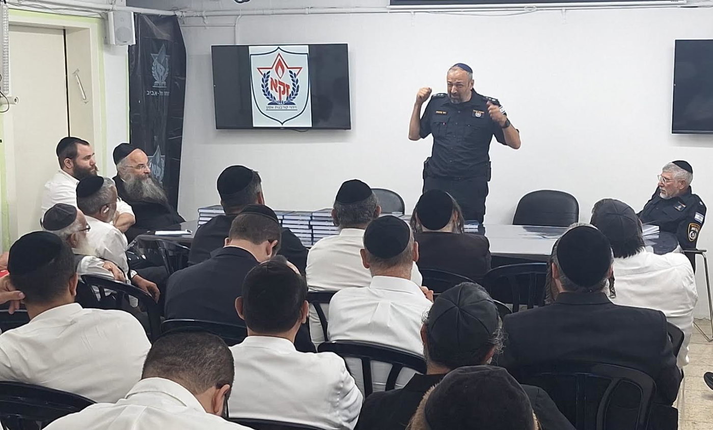 אל הרב ברכיהו התלווה רב מחוז תל אביב במשטרת ישראל, רפ"ק הרב אליהו קב