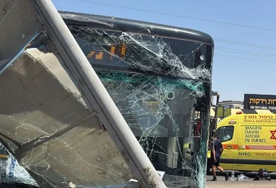 הרוגה ופצועות בתאונה מחרידה וקשה בין שלושה אוטובוסים