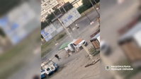 קשה לצפייה: כטב"ם רוסי רודף אחרי מוכר בשוק - עד רגע הפגיעה