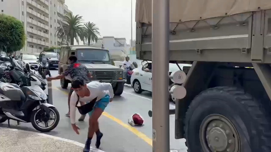 מהגרים מזנקים מהמשאיות בדרך לגבול