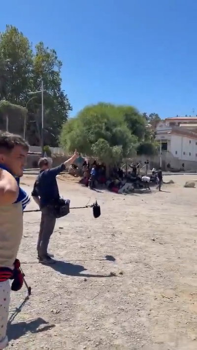 נתפסו על חם: עיתונאים בלגים ביימו סצנה של מהגר מרוקאי מסכן - המצלמה קלטה אותם