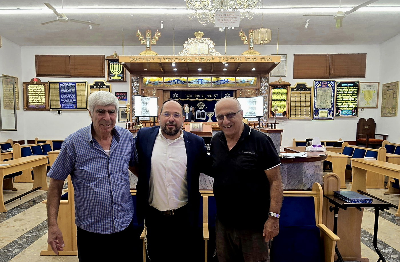 עם הגבאים בבית הכנסת "מטה בנימין" שבאבן ספיר
