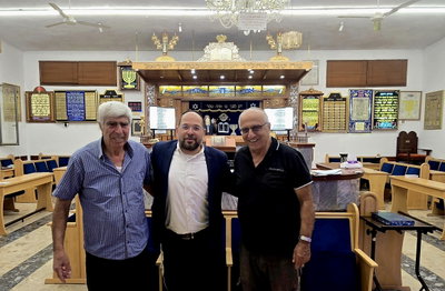 עם הגבאים בבית הכנסת "מטה בנימין" שבאבן ספיר