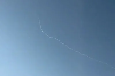 בהלה במרכז הארץ ובחופי הים: שובל עשן של "יירוט טיל" נראה בשמים