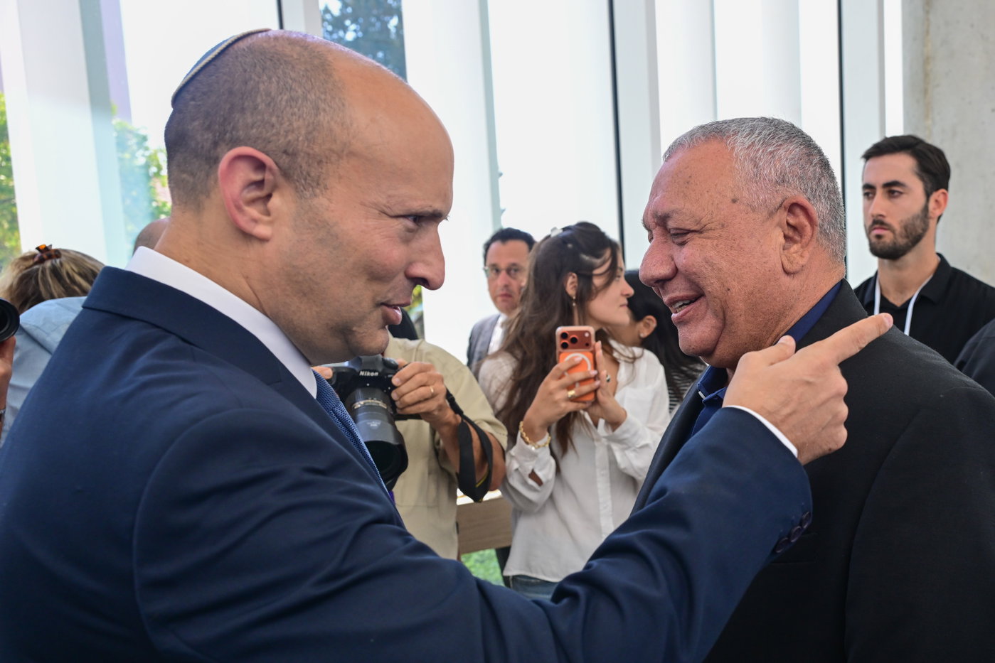 אדע להסתדר עם גדי. בנט ואיזנקוט