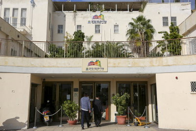 פשטו על בניין העירייה בעיר החרדית ו"העלימו" סמרטפונים וציוד יקר