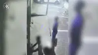 תיעוד סוער: סירב לתת כסף לקבוצת הצעירים בחולון - כך זה הסתיים | צפו