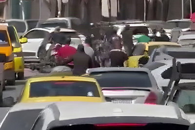 פחד: אם ובנה נכנסו בטעות לג'נין בגלל טעות בניווט, המון זועם התנפל עליהם | צפו