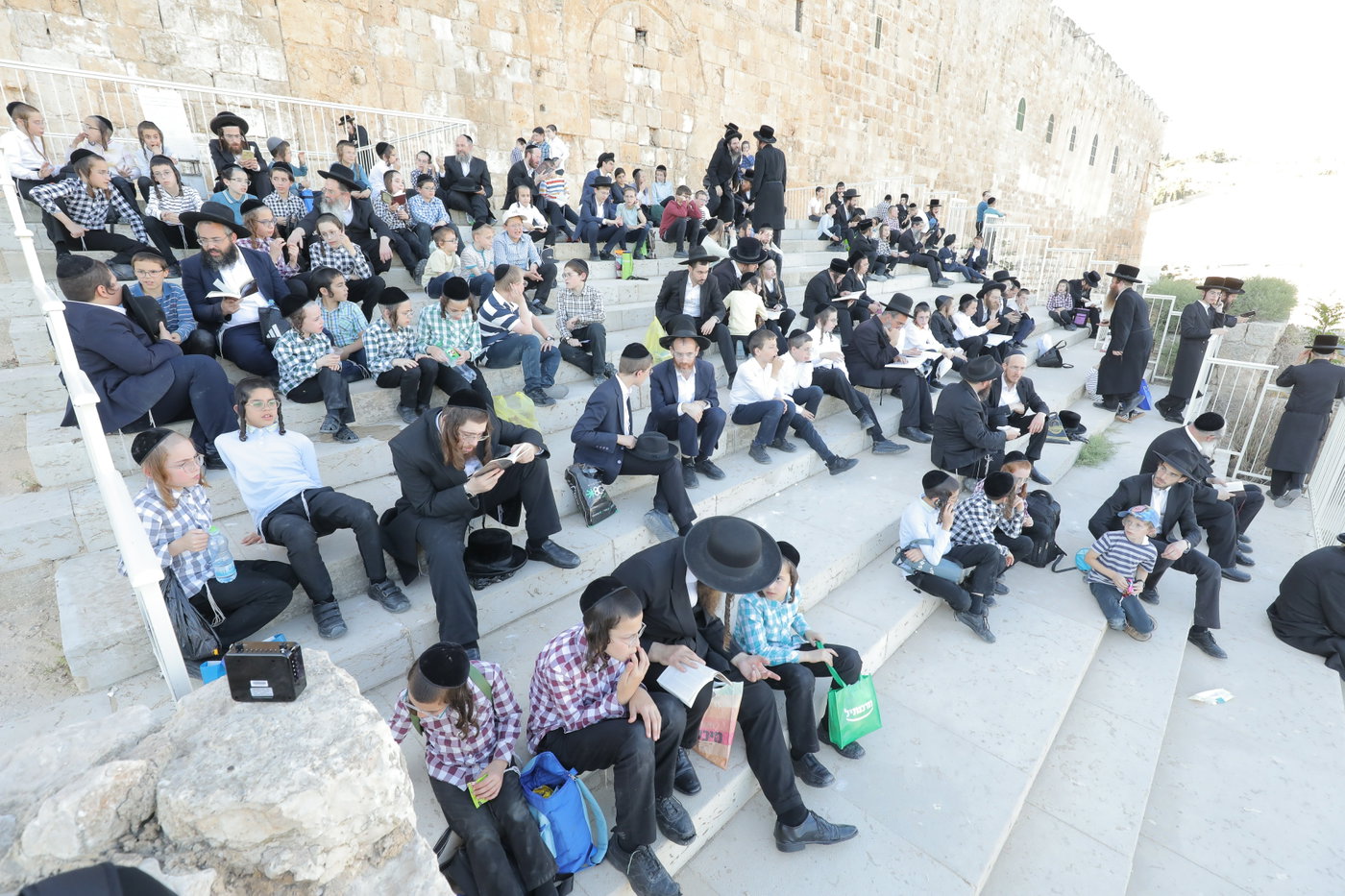 חברי רשת הכוללים 'זכרון עולם' ו'מאירי עולם' בסיור היסטורי בעיר העתיקה