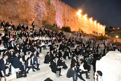 חברי רשת הכוללים 'זכרון עולם' ו'מאירי עולם' בסיור היסטורי בעיר העתיקה