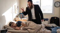 אבא כועס על בנו שלא מתעורר בחופש | אילוסטרציה
