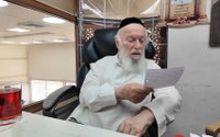 הגר"י זילברשטיין מעתיר בתפילה
