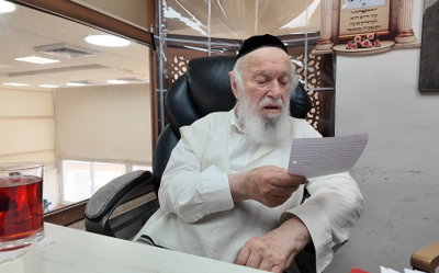הגר"י זילברשטיין מעתיר בתפילה