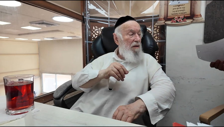הגר"י זילברשטיין מעתיר בתפילה בעת הניתוח