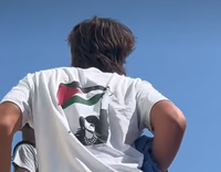 "שחררו את פלסטין" במאוטהאוזן: נער הגיע עם מחבלת על חולצה לאתר ההנצחה