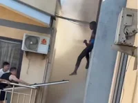 בלי כבאים ובלי סולם: אלתור מדהים הציל אנשים מבניין בוער