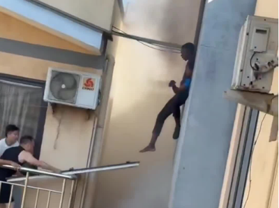 בלי כבאים ובלי סולם: אלתור מדהים הציל אנשים מבניין בוער