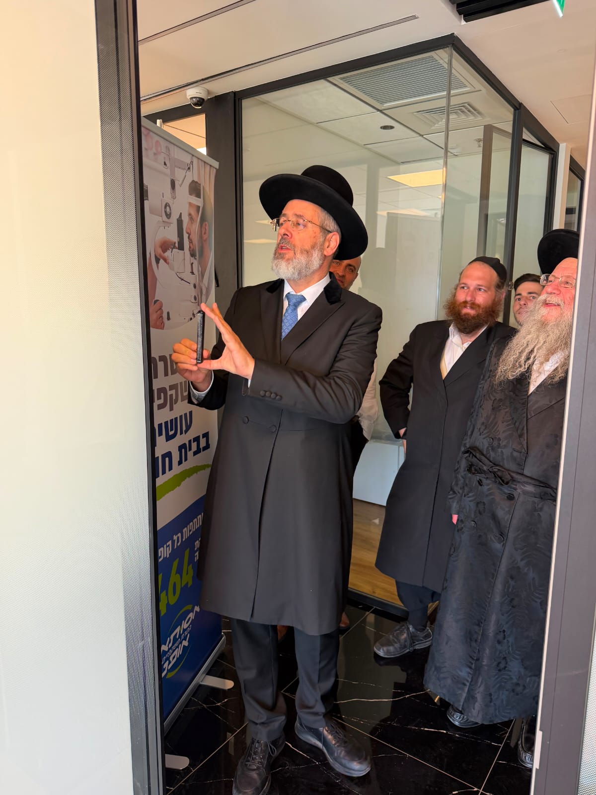 מעמד קביעת מזוזות חגיגי לסניף המפואר של "אסותא אופטיק"