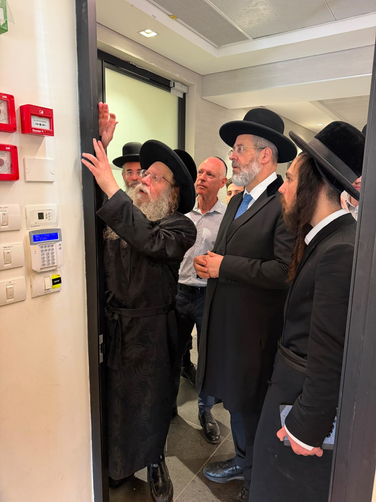 מעמד קביעת מזוזות חגיגי לסניף המפואר של "אסותא אופטיק"