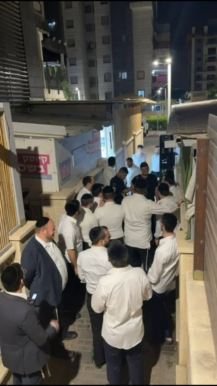 המוני המפגינים במחאה לפנות בוקר בלוד