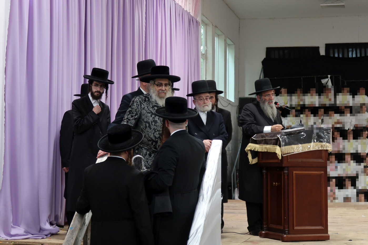האדמו"ר מסאטמר בביקור במחנה בית רחל