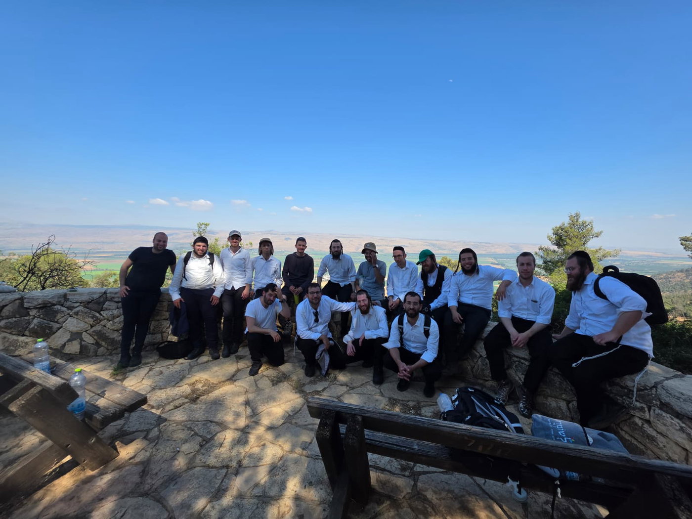התצפית המטריפה במצודת כח הצמודה לנחל קדש. מצולמים חניכי קורס מדריכי טיולים בריכוז כותב השורות
