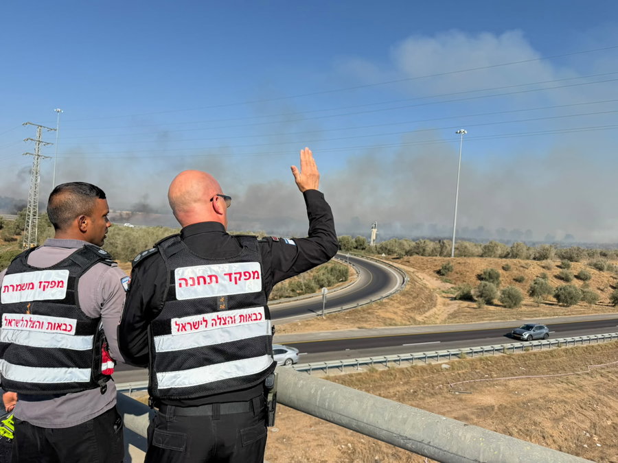 שריפה סמוך ליישוב החרדי: 17 צוותים נלחמים באש שהתפשטה לכוורות ומטעים
