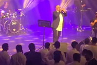 הזמר יניב בן משיח עצר את ההופעה ואיים לעזוב את הבמה | צפו