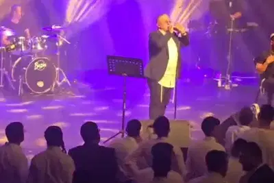 הזמר יניב בן משיח עצר את ההופעה ואיים לעזוב את הבמה | צפו