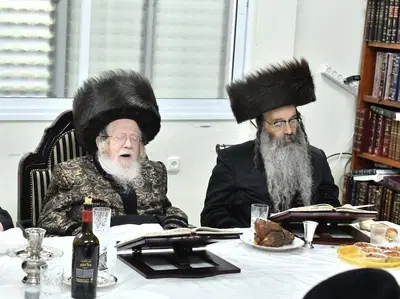 האדמו"ר מקרעטשניף עם חתנו האדמו"ר מבית שמואל דספינקא