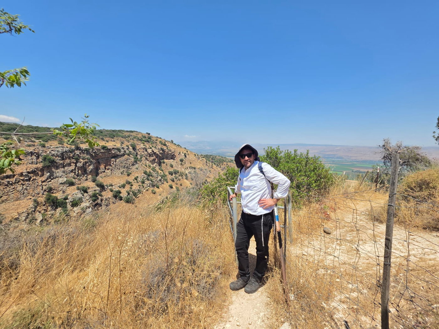 מדריך הטיולים ישראל שפירא מטייל בנחל קדש