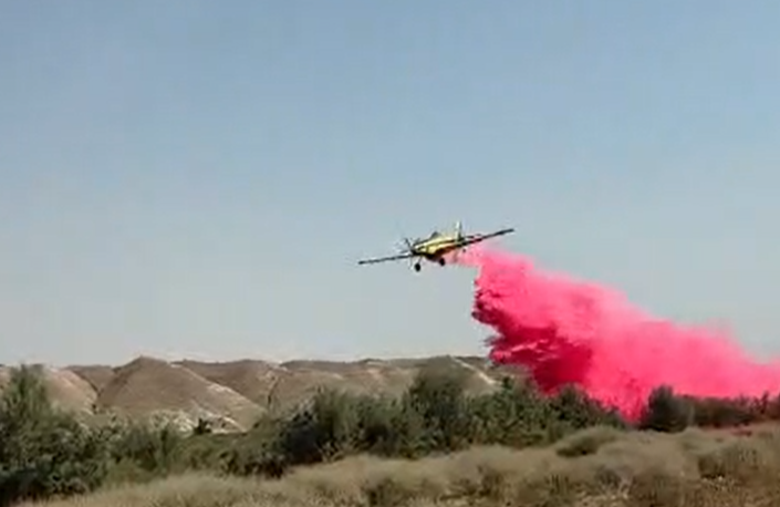 שישה מטוסי כיבוי נלחמים בשריפה ענקית בבקעת הירדן | תיעוד וסיקור