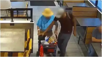 מול המצלמות: עוברי אורח התערבו ומנעו שוד של קשיש חסר ישע