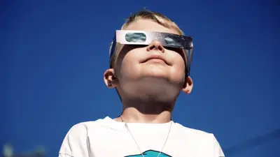 ילד צופה בליקוי חמה