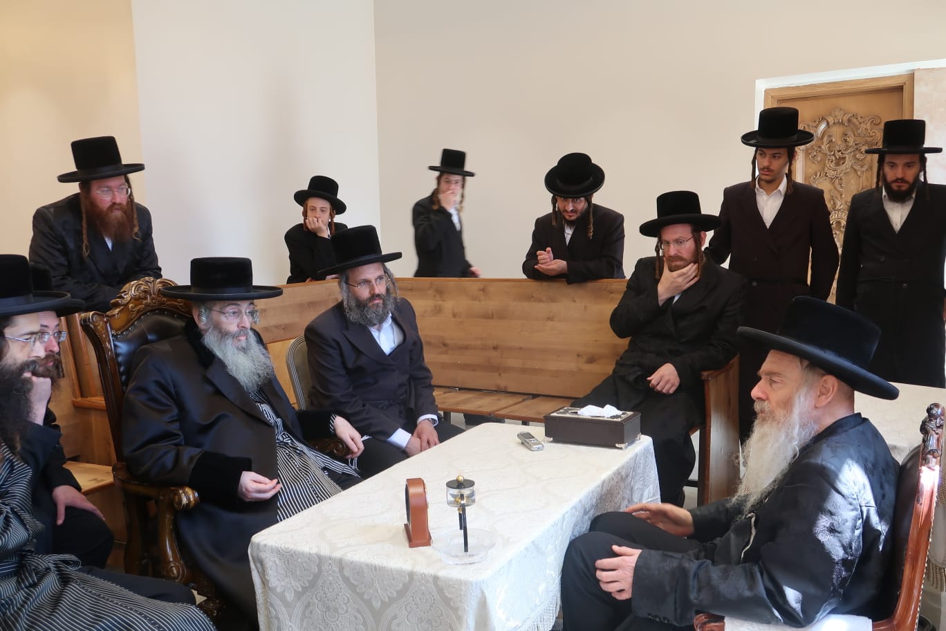 ניחום אבלים אצל האדמו"ר מהארנסטייפל