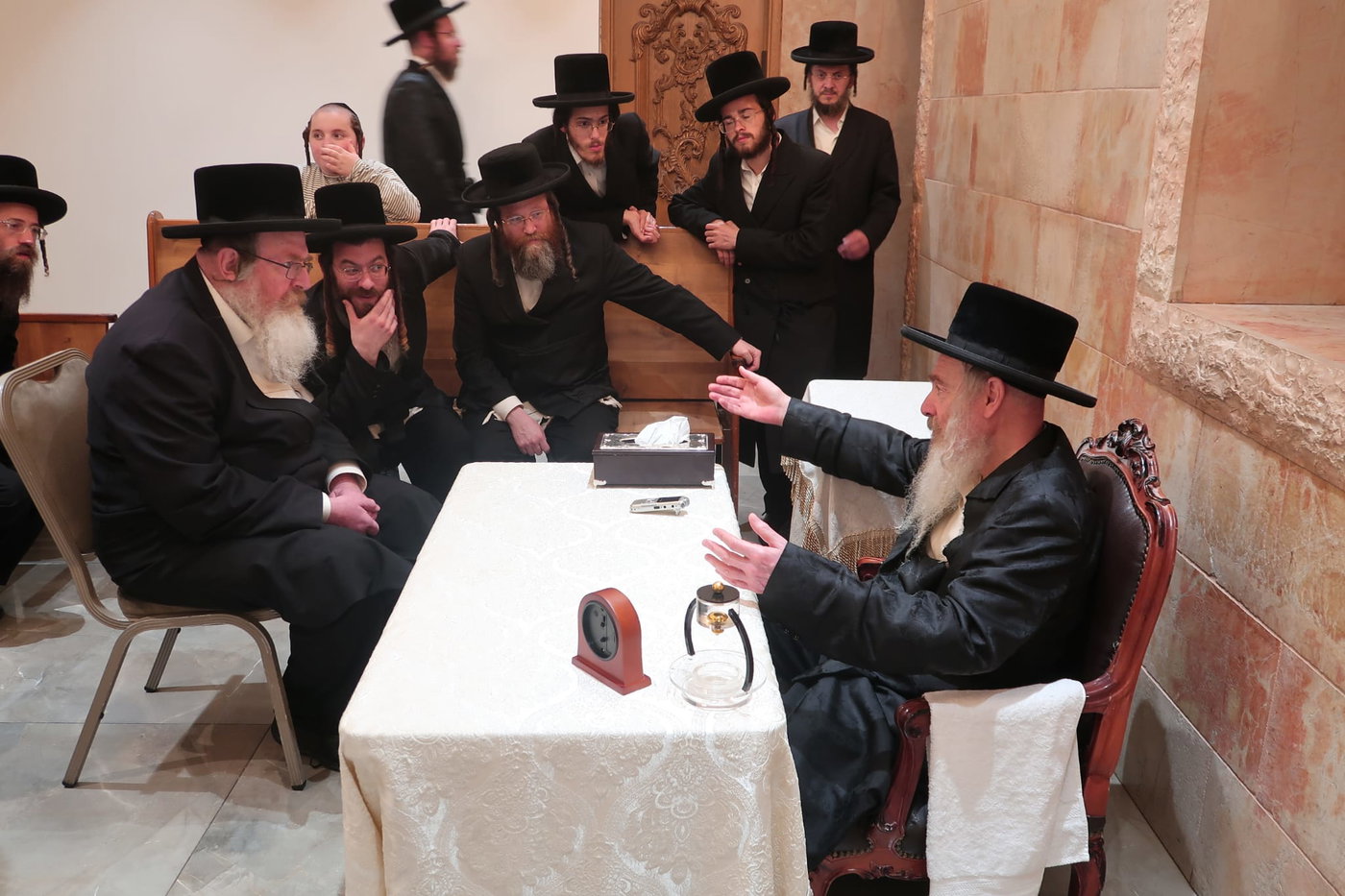 ניחום אבלים אצל האדמו"ר מהארנסטייפל