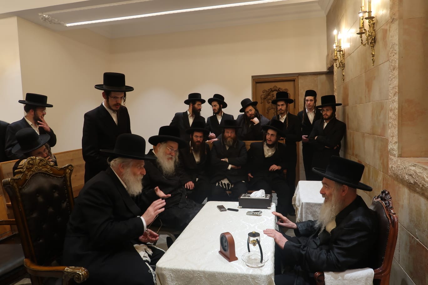 ניחום אבלים אצל האדמו"ר מהארנסטייפל