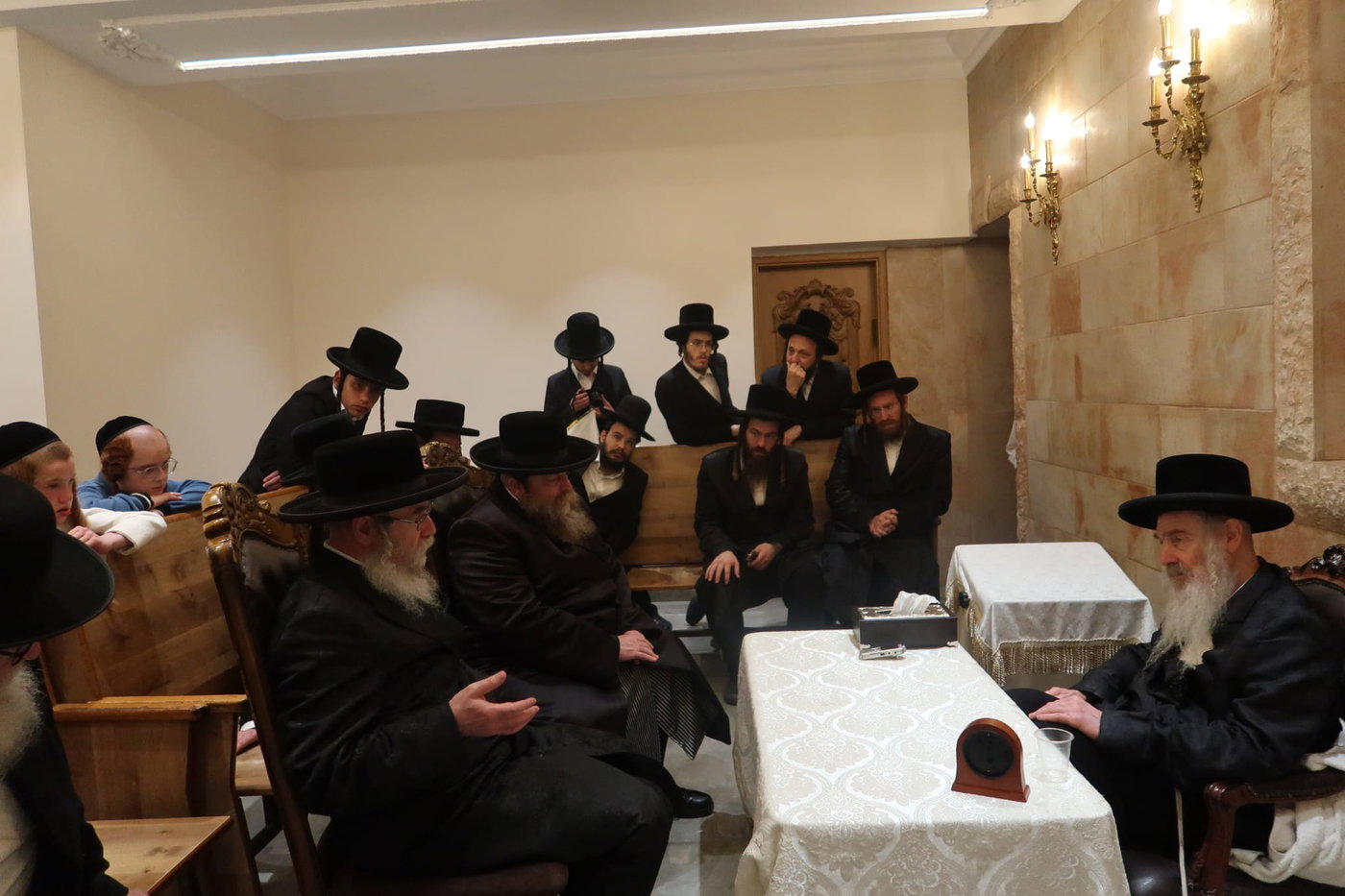 ניחום אבלים אצל האדמו"ר מהארנסטייפל