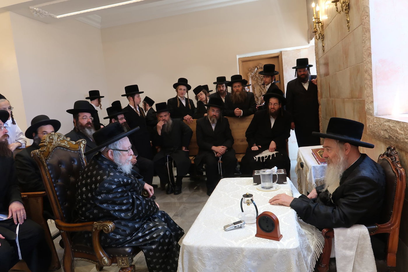 ניחום אבלים אצל האדמו"ר מהארנסטייפל
